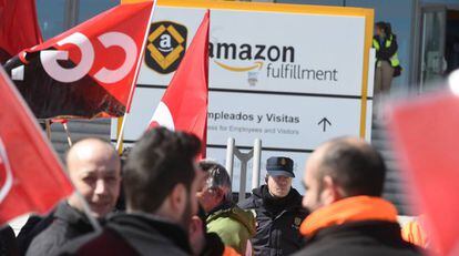 Trabajadores de Amazon frente a la sede de la empresa en San Fernando de Henares en la primera jornada de huelga en Espa&ntilde;a.