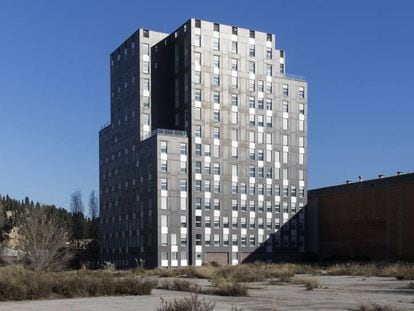 Edifici del carrer Encuny de la Zona Franca envoltat de solars.