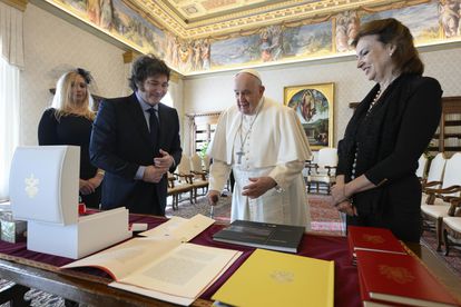 El padre Francisco conversó con el presidente argentino, Javier Milei, acompañado de su esposa Karina (a su derecha) y la ministra de Exteriores, Diana Mondino. 