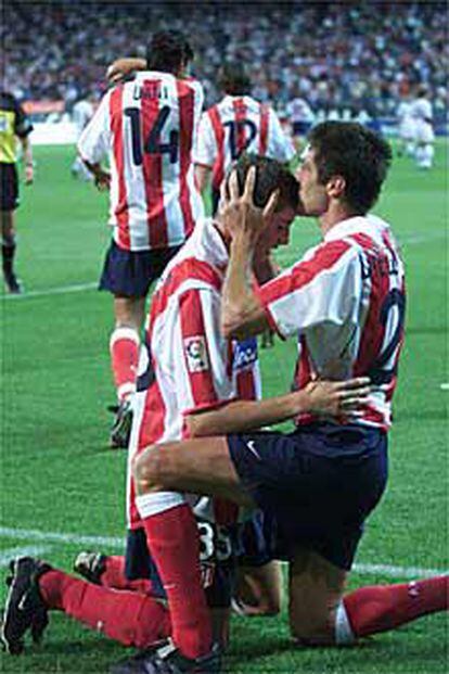 Alonso besa a Torres, tras marcar éste el primer gol del Atlético.
