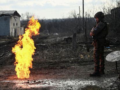 Un militar ucraniano frente a un fuego encendido con pólvora para calentarse cerca de la ciudad de Bajmut este domingo.