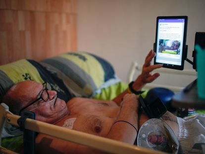 Alain Cocq, aquejado de una enfermedad incurable, en su cama medicalizada.