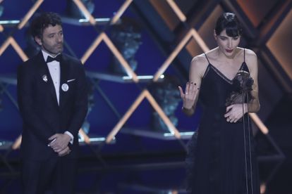 Isabel Peña y Rodrigo Sorogoyen reciben el Goya al mejor guion original por 'As bestas'.