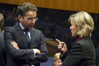 El ministro de Finanzas holandés y presidente del Eurogrupo, Jeroen Dijsselbloem, conversa con la ministra de Finanzas lusa, Maria Luís Albuquerque, durante la reunión del Eurogrupo celebrada en Luxemburgo, el 14 de octubre del 2013.