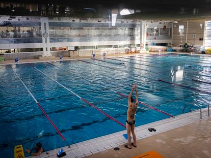 La Generalitat decretará el cierre progresivo de piscinas y duchas en las instalaciones deportivas por la sequía. En la imagen, un usuario en las instalaciones deportivas de Bernat Picornell.