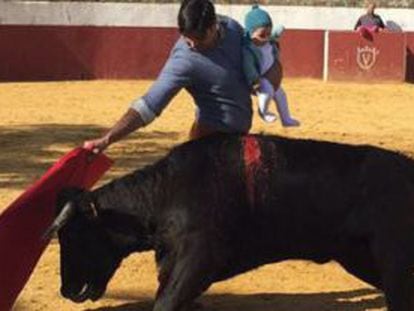 Francisco Rivera Ordóñez compartió una imagen de él con su padre y más tarde una de él junto a su hija.