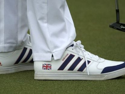 Un golfista en los Juegos Olímpicos de Rio 2016 con zapatillas de Adidas.