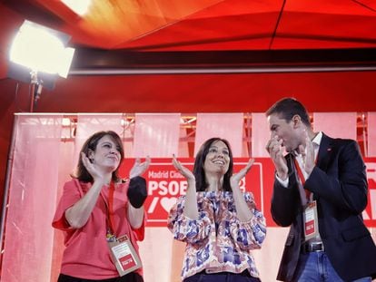 La vicesecretaria general del PSOE, Adriana Lastra, la secretaria general en la ciudad de Madrid, Mercedes González, y el líder regional, Juan Lobato, en el cierre del cónclave, este domingo.