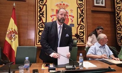 Andrés Martínez (centro), en su toma de posesión como alcalde de Arroyomolinos, el pasado 14 de agosto.
