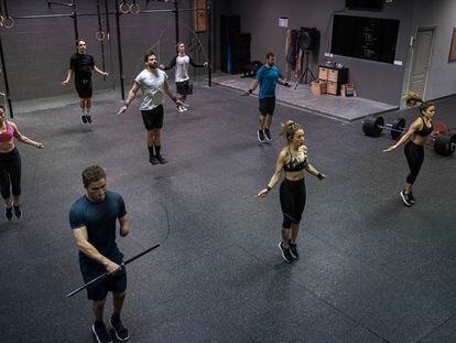 Un grupo de gente se ejercita en un gimnasio en Eibar (Gipuzkoa).