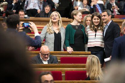 Diputats de Junts pel Sí s'han fet una foto amb un telèfon mòbil a l'inici de la sessió.