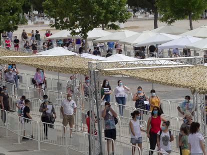 Ciudadanos de Torrejón hacen cola en el recinto ferial para participar en la campaña de test masivos este domingo.
