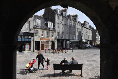 Varios ciudadanos en la calle del Castillo, el 1 de junio en Aberdeen.