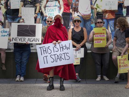Manifestación de activistas por el derecho al aborto en el Capitolio de Indiana, en junio.
