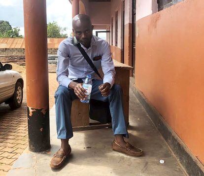 El hijo pequeño y la esposa de Fred Ssebiranda han muerto por ébola. Ssebiranda, pastor evangelista, posa la semana pasada en el colegio donde estudiaba el hijo en Kampala.