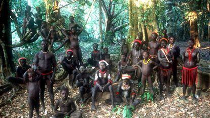 Miembros de la tribu jarawa en las islas Andam&aacute;n, situadas en el &Iacute;ndico.