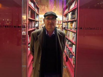 L'escriptor Octavi Monsonís en una llibreria de València.