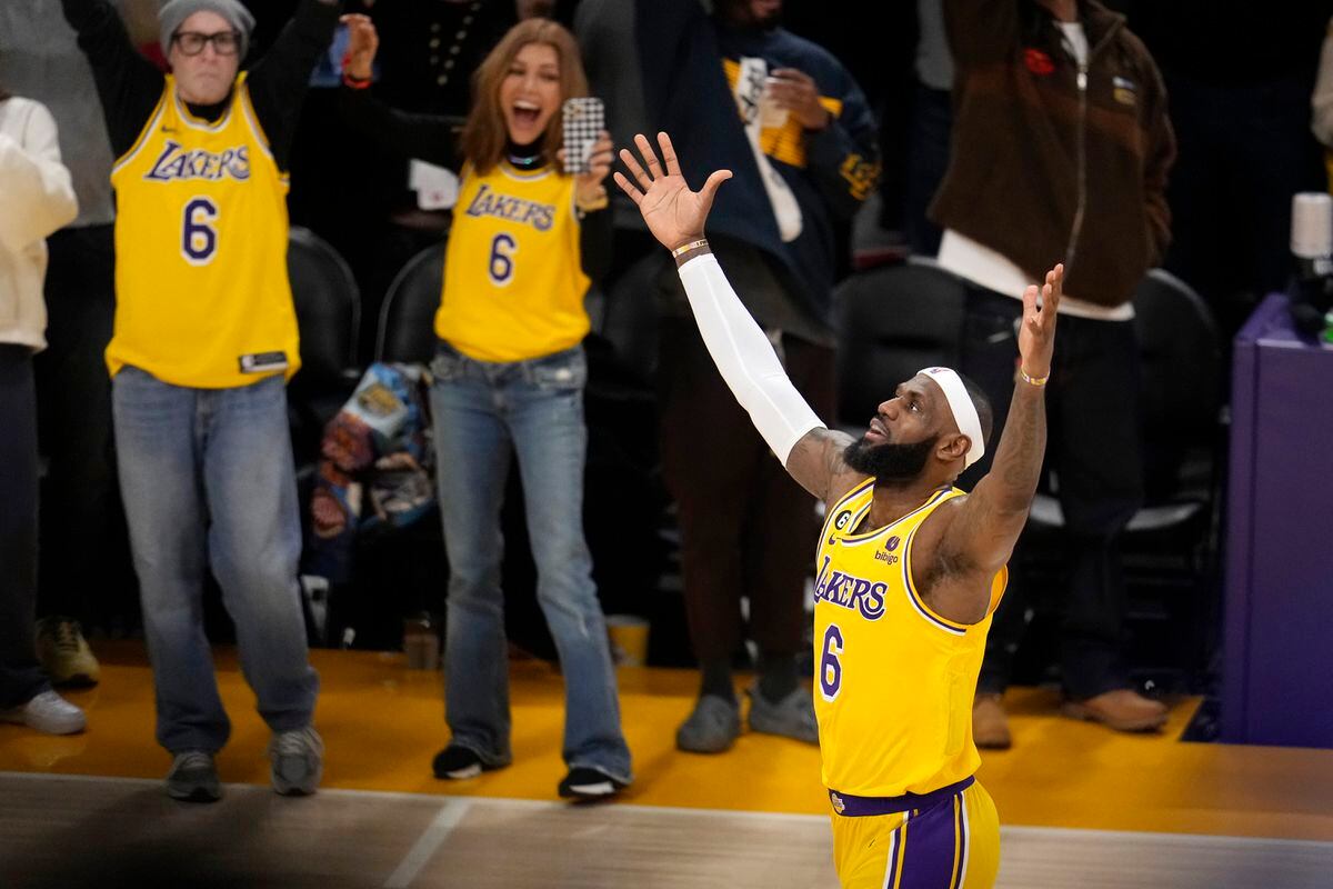 Las dos caras de LeBron James: el hombre récord en unos Lakers sin  jerarquía, NBA hoy