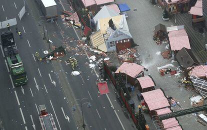 Los destrozos causados por el ataque en el mercado navideño de Berlín. 
