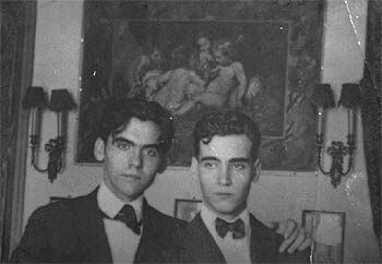 Federico y Francisco García Lorca (derecha), en la casa granadina de la Acera del Darro.