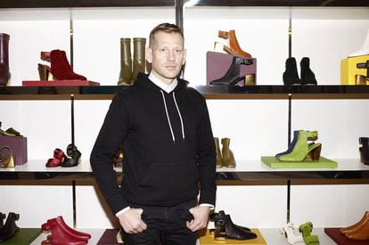 Paul Andrew junto a varios zapatos que ha diseñado para la firma italiana.