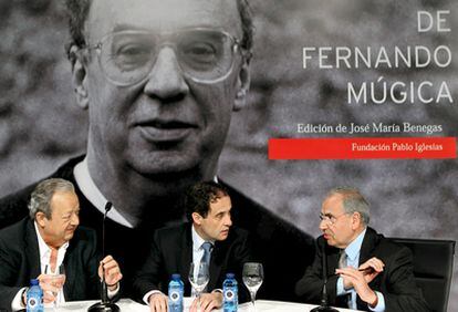 El diputado socialista Txiki Benegas, el hijo del socialista Fernando Múgica, asesinado por ETA hace hoy quince años, Rubén Múgica y Alfonso Guerra durante el homenaje celebrado hoy en San Sebastián en memoria de Múgica.