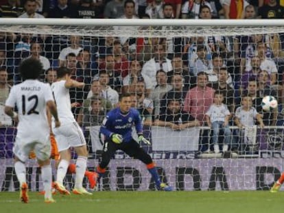 Cristiano remata de tac&oacute;n ante Mathieu