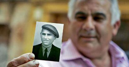 Antonio Solsona muestra una fotografía de su padre, Pedro, fusilado en 1947.