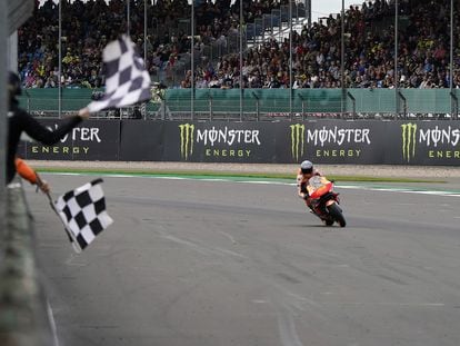 Pol Espargaró, en el circuito de Silverstone, tras lograr la pole position este sábado.