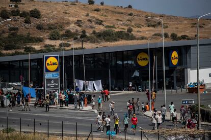 Campo de refugiados improvisado este domingo al lado de un supermercado en Mitilene, capital de Lesbos, tras el incendio en Moria.