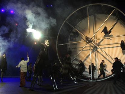 Ensayo de la representación de la Fura del Baus anoche en el centro de la capital.