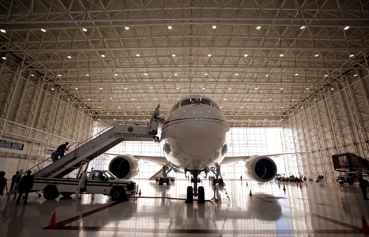 Las mil formas en que López Obrador intentó vender el avión presidencial (y al final lo logró)