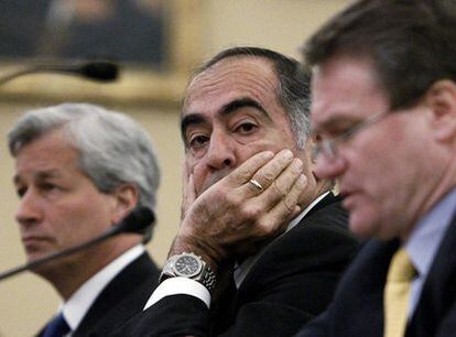 De izquierda a derecha, los presidentes de JPMorgan (Jamie Dimon), Morgan Stanley (John Mack), y Bank of America (Brian Moynihan) testifican en la comisión de investigación del Congreso estadounidense.