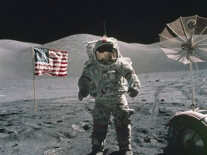 Eugene Cernan pasea por la Luna en 1972.