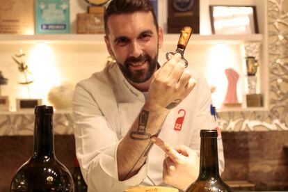 El cocinero Emilio Martín, del restaurante Suite 22, con su pincho más famoso y el tatuaje del mismo.