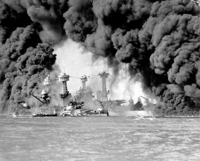 Los buques West Virginia y Tennessee arden durante el ataque a Pearl Harbour.