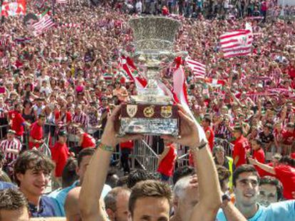 El capitán Carlos Gurpegui, levanta la Supercopa ante los miles de aficionados que celebraban el triunfo de su equipo.