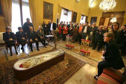 Familiares y amigos de Rafael Sanus en la capilla ardiente instalada esta mañana en el arzobispado de Valencia.