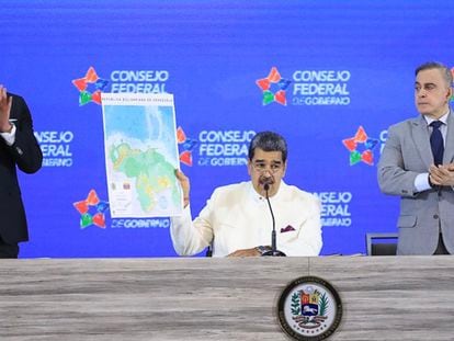 Maduro muestra el mapa de Guyana acompañado de Jorge Rodríguez, presidente de la Asamblea, y por Tarek William Saab, fiscal general, este martes.
