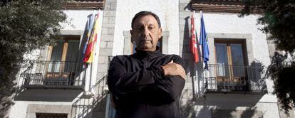 Francisco Campos, expolic&iacute;a local, delante de la fachada del Ayuntamiento de El Escorial.