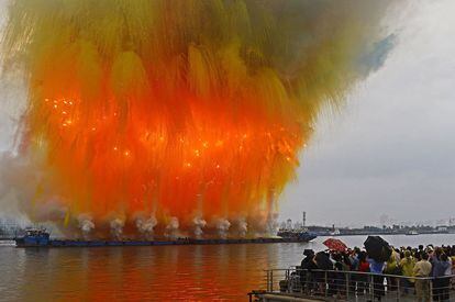 Espectáculo de fuegos artificiales creado por el artista Cai Guoqiang en el río Huangpu, con motivo de la inauguración de su exposición 'The Ninth Wave' en Shanghái, China. 8 de agosto de 2014.