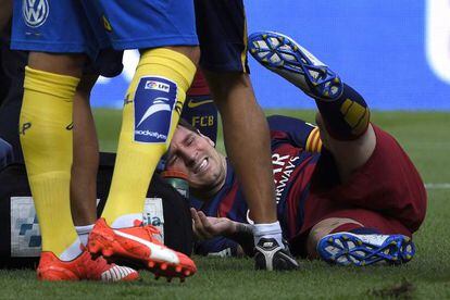Messi es queixa del genoll esquerre.