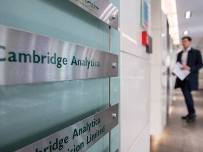 El rótulo de Cambridge Analytica en sus oficinas de Londres.
