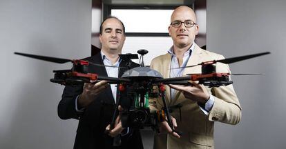 Jorge G&oacute;mez, a la izquierda, y Rafael Aguado, cofundadores de Canard Drones, en la sede de su empresa en Legan&eacute;s. &nbsp;