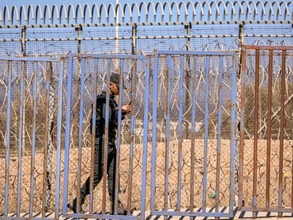 Un policía marroquí patrulla tras la valla fronteriza entre España y Marruecos, en la provincia de Nador, este lunes.