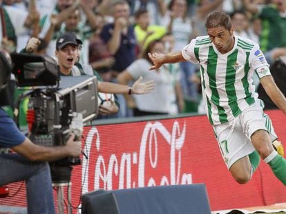 FOTO: Joaquín celebra su segundo gol al Deportivo en la victoria del Betis (2-1). / VÍDEO: Rueda de prensa de los entrenadores.