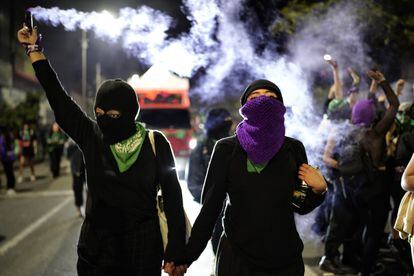 Manifestantes encienden bengalas de humo durante la marcha, el 28 de septiembre en Bogotá.