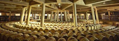 El hormigón, la madera y el acero inoxidable son los componentes principales de la nueva bodega de Viña Real, de CVNE, proyectada por el arquitecto francés Philippe Mazières. En la imagen, la sala de barricas.