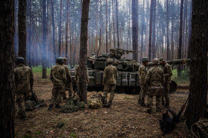 Soldados ucranianos participaron en ejercicios militares en la provincia de Kharkiv el lunes.
