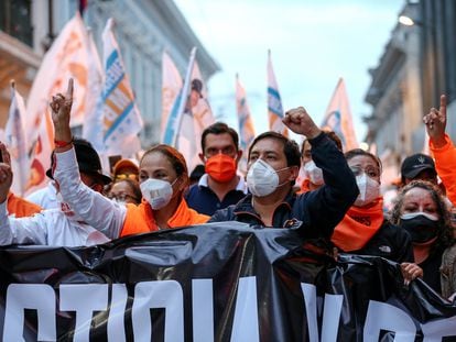 El candidato a la presidencia de Ecuador Andrés Arauz encabeza una marcha en Quito, la semana pasada.